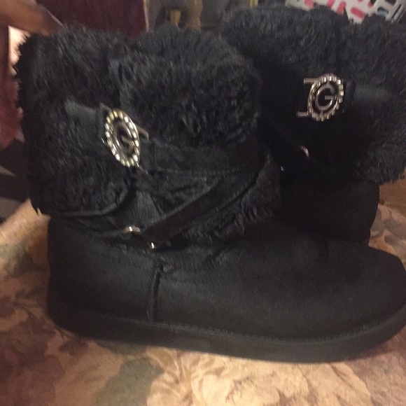 I am selling guess shoes and aren’t they stylish - Picture 5 of 5